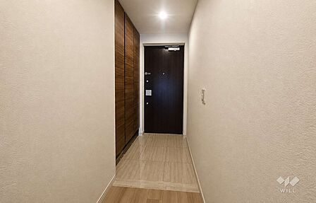 玄関横には天井までの高さがある大きなシューズクロゼットがあります。フロートタイプになっており、下に荷物を置いていただくことも可能です。※写真の一部で不要物消去(AI加工)を行っています