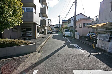 敷地西側の前面道路(北側から)