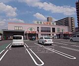 ライフ 梅津店まで138m 天神川四条の南西にあります。大型駐車場完備。
