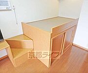 ベッド下は収納です