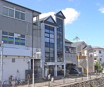 外観：三角屋根の可愛らしい外観です。