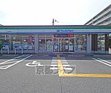 ファミリーマート　伏見舞台町店まで169m 閑静な住宅街に溶け込むコンビニです