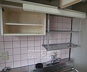 キッチン用品の収納に便利なスペースです・