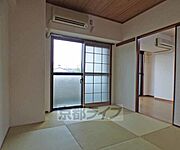 琉球畳の6帖和室です。ベランダに面して明るいです。