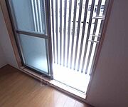 防犯面の高い、格子がついています。
