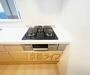 3口ガスコンロ付きのキッチンです