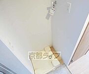 玄関入ってすぐのところに洗濯機が置けます。