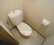 玄関入ってすぐのトイレ。