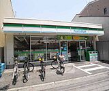 ファミリーマート　西七条店まで446m 西大路通り沿いにあるコンビニです。