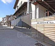 こちらから物件の専用通路です。