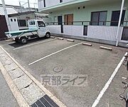 マンション前の敷地がガレージです。