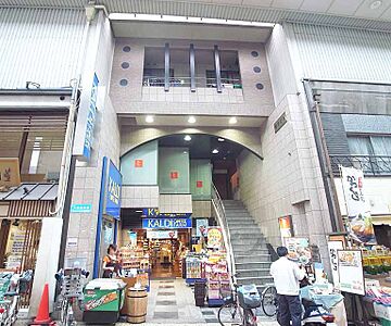 外観：商店街の中のマンションです。