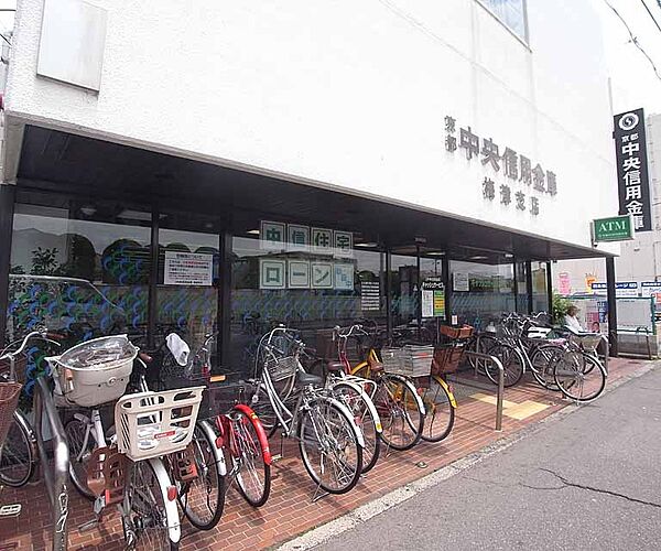画像18:京都中央信用金庫 梅津支店まで587m 四条通沿いにございます。周辺にはスーパーやコンビニも多くあり