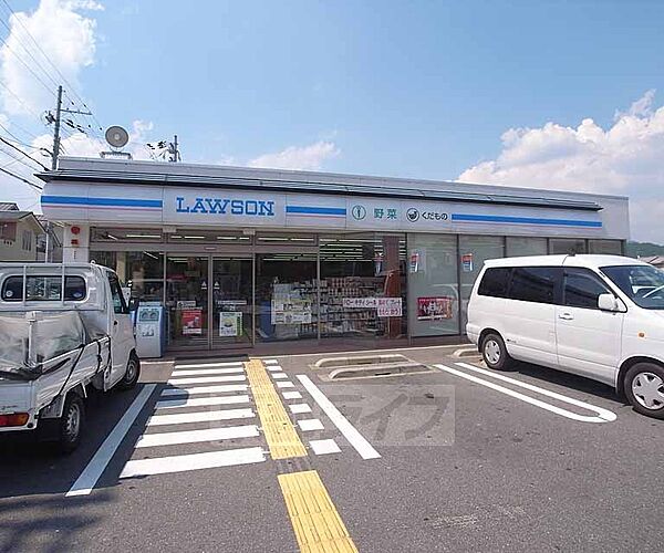 ローソン嵯峨釈迦堂門前店まで743m 観光名所「嵐山」徒歩圏内のコンビニです。駐車場完備。