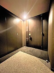 洗練されたデザインの玄関扉は、ホテルライクな内廊下設計と相まって、居住者のプライバシーを守ります。上質なセキュリティとデザインが、日々の安心と満足を提供します。