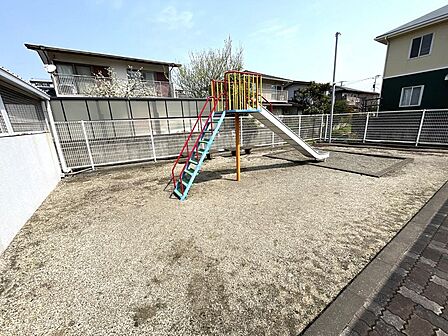 敷地内に公園がありお子様のいる家庭にもおすすめです!