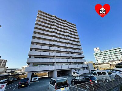 外観：川沿いにあるマンションです 