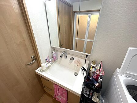 3面鏡で収納力があります!