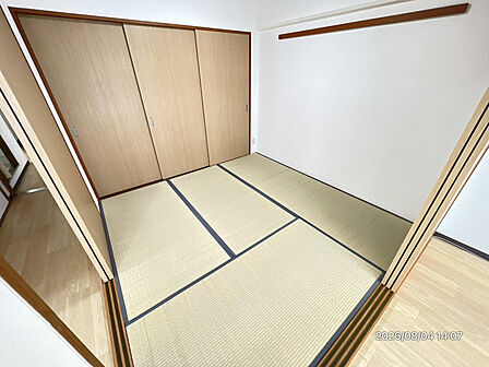 大きめの収納が付いてます。