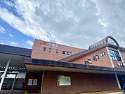 鹿児島本線「千鳥」駅まで　1101m　徒歩約14分　相対式ホーム2面2線を持つ地上駅で橋上駅舎を有します。駅の近くには学校や商業施設があります。エレベーターが設置されています。