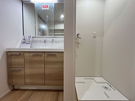 三面鏡の収納豊富な洗面台。水漏れ防止の洗濯パンも設置済みです◎