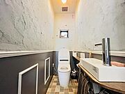 設備の整ったトイレには手洗器や温水洗浄暖房便座が付いています♪小窓もあり換気も◎
