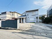 静かな住宅街の一角に立地、落ち着いた佇まいです！