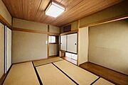 畳の温かみを感じられる、落ち着いた雰囲気の和室です。くつろぎの空間としてはもちろん、客間としても◎
