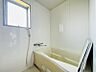 浴室：マンションには珍しい窓付きの浴室です！換気もばっちりできます♪