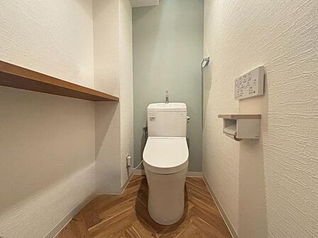 クロスがオシャレなトイレです!棚付きでちょっとした小物をおくのにもいいですね