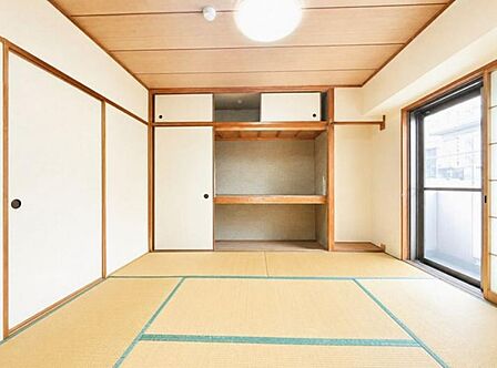 リビング横には広めの和室があり、お子様の遊び場や客間としてご利用いただけます!