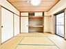 玄関：リビング横には広めの和室があり、お子様の遊び場や客間としてご利用いただけます！