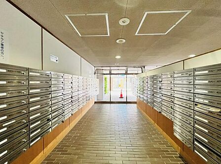 世帯数の多いマンションですが綺麗に整理されたメールBOX は分かりやすいですね!