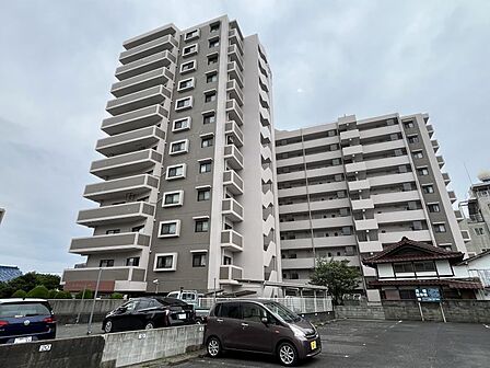 現地外観写真です！ペットと暮らせるオール電化マンションです。