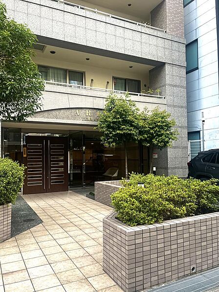植栽の施されたエントランス。