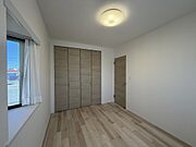 清潔感のある明るい洋室。木目調の建具がアクセントになり、暖かみをプラスしています。