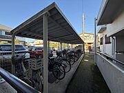 屋根付きの駐輪場となります。