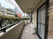 奥行きのあるバルコニーは洗濯物も楽に干せます。