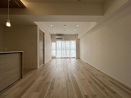 自然光がたっぷり室内に降り注ぐ居心地のよいリビング。