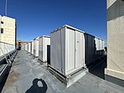 屋上には無償で使えるトランクルームが完備されてます。