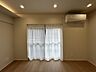 リビング/ダイニング：ナチュラルなグレーを基調とした内装は、落ち着いた雰囲気を演出しています。