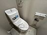 トイレ：家族みんなが使いやすく、シンプルで機能性に優れた温水便座付きトイレです。