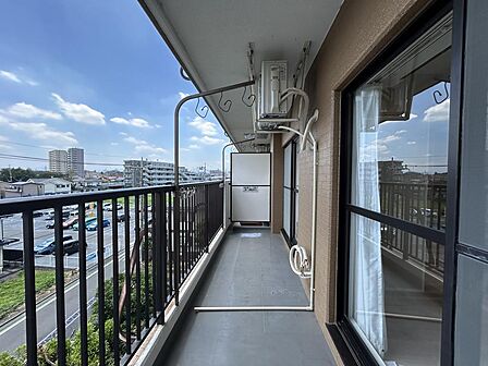 奥行きのあるバルコニーは洗濯物も楽に干せます。