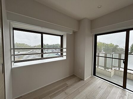２面採光の洋室は日当たりが良く、気持ちの良い毎日を過ごせます。