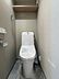 トイレ：家族みんなが使いやすく、シンプルで機能性に優れた温水便座付きトイレです。