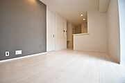 ブラケットライト付きのお洒落なリビング。