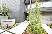 自然に囲まれたエントランス。