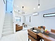 明るい陽光が注ぎ、寛ぎの雰囲気に満たされるリビング・ダイニング。 