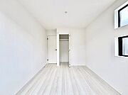 使いやすい形でベットや家具の置き方にも困ることもありません。   