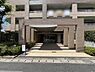 エントランス：外観 綺麗なエントランスは、居住者を優しく迎えいれてくれます  